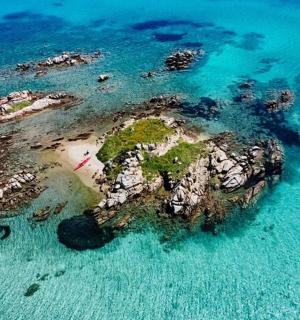 海洋中岛屿的鸟瞰图