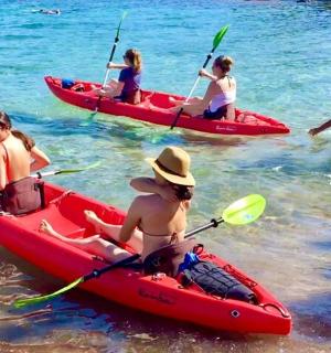 一群人乘坐红色皮划艇在水中