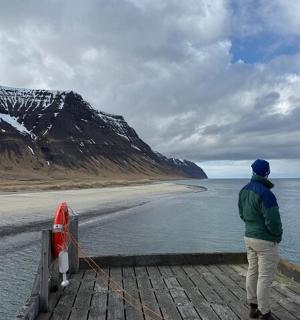 一名男子站在码头上望着水面