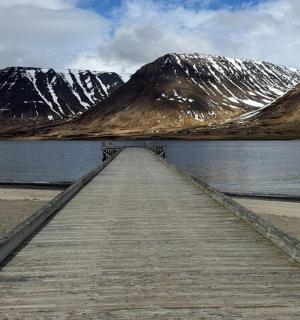 横跨群山和水面的木桥
