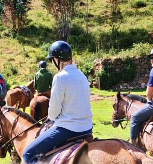 skupina lidí jezdících na koních na poli