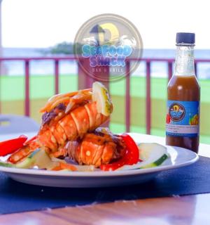 talíř jídla na stole s lahví piva