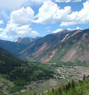 pohled na horské údolí se stromy a horami