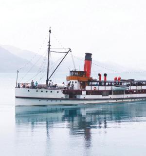 水上载着人的船