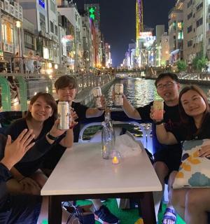 一群人坐在桌边喝酒