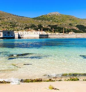 ein Blick auf ein Gewässer mit Bergen im Hintergrund