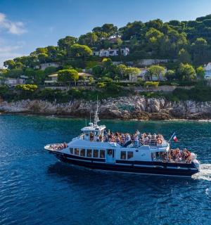 一群人在水中的船上