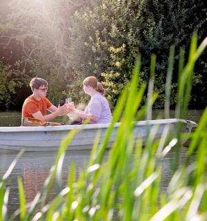 两个人坐在水上的船里