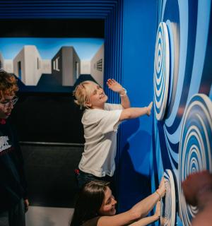 一个小女孩正在爬墙