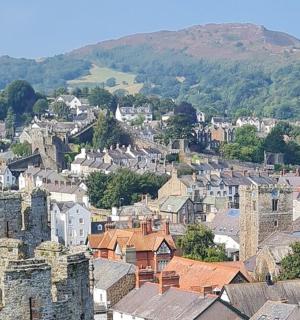 一座有城堡的城市和一座有房屋的小镇