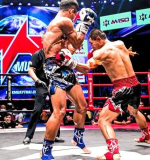 一群男子在拳击比赛中