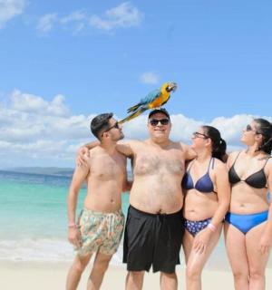 一群人站在海滩上