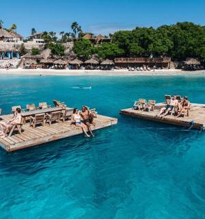 一群人坐在水中的木筏上