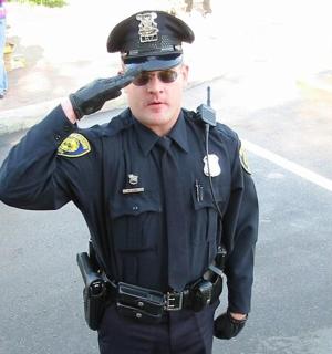 一名警察站在街上