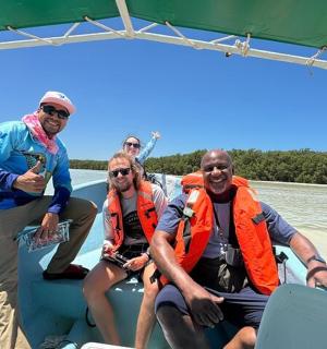 一群人坐在水上的船上