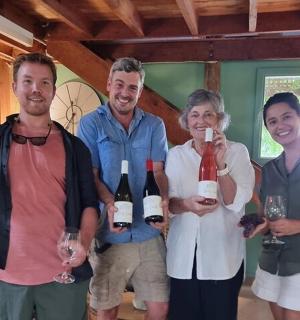 一群人手里拿着酒瓶