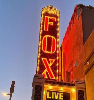 建筑物侧面的大型霓虹灯