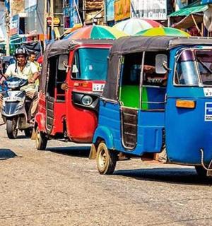一群车辆在城市街道上行驶