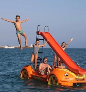 一群人从一艘橙色的脚踏船上跳下来