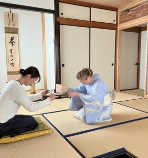 dvě ženy sedící na podlaze v místnosti