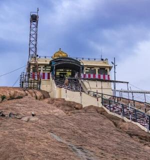 坐落在山顶上的建筑