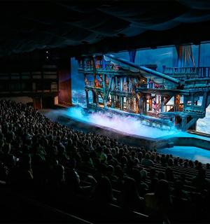 礼堂里有观众的舞台