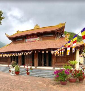 一座前面挂满旗帜和鲜花的建筑物