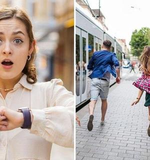 žena ukazující na hodinky a lidé jdoucí po ulici