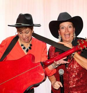 dvě ženy stojící vedle sebe s kytarou