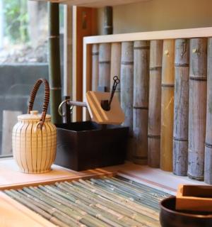 房间里的桌子上有一个花瓶和其他物品