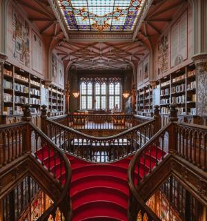 图书馆里有书架和楼梯的房间