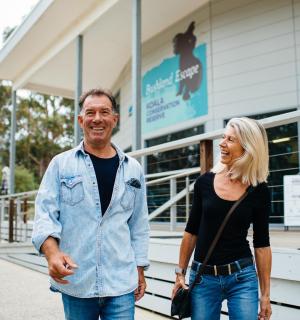 muž a žena stojící před budovou