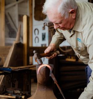 muž pracující na váze v obchodě