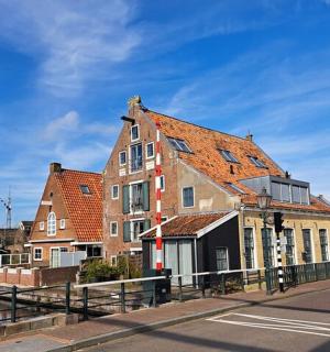 城市街道一侧的建筑物