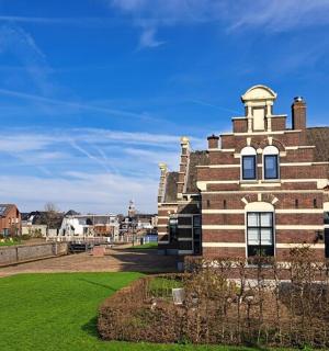 一座顶部有窗户的大型砖砌建筑