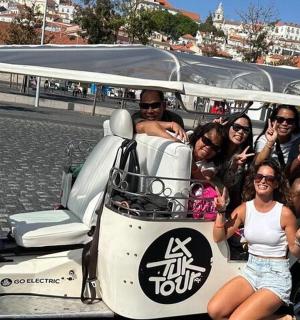 一群人坐在高尔夫球车里