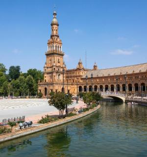 一座横跨河流、带有桥梁的大楼