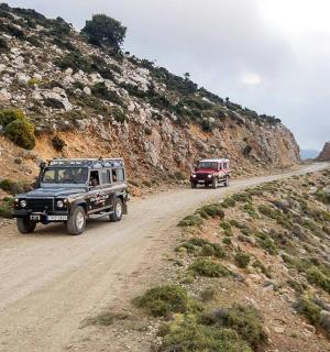 两辆吉普车沿着山上的土路行驶