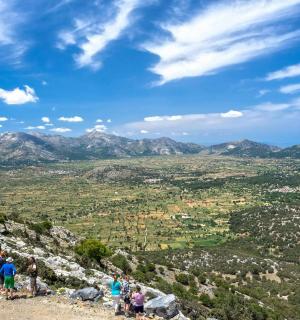 一群人站在山顶上