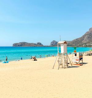 海滩上的救生塔，水中有人