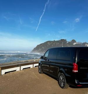 一辆黑色货车停在海边