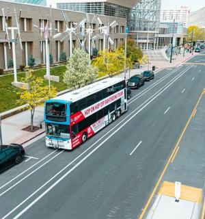 一辆双层巴士在有汽车的街道上行驶