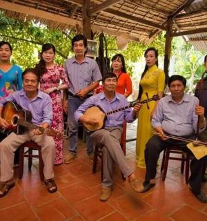 一群人正在摆姿势拍照