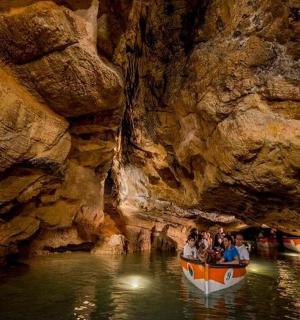 一群人在山洞里的船上