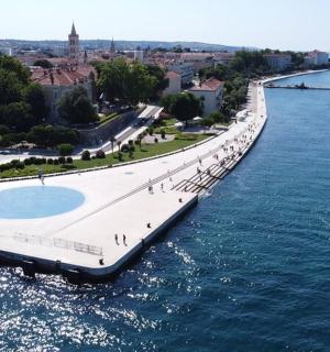 一座横跨水面的白色大桥，桥上有一艘船