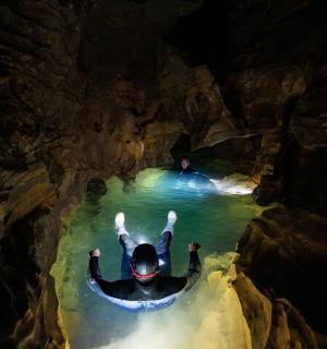 osoba plovoucí v jeskyni s vodou