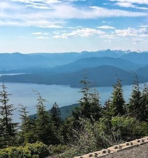 远处群山环绕的湖泊景色
