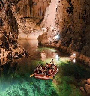 一群人在山洞里的船上