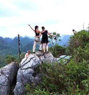 两个人站在山顶上