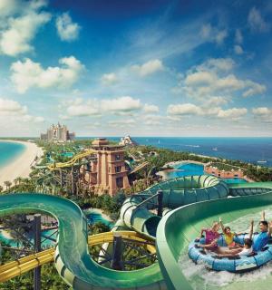 Skupina lidí jezdících na tobogánu v aquaparku